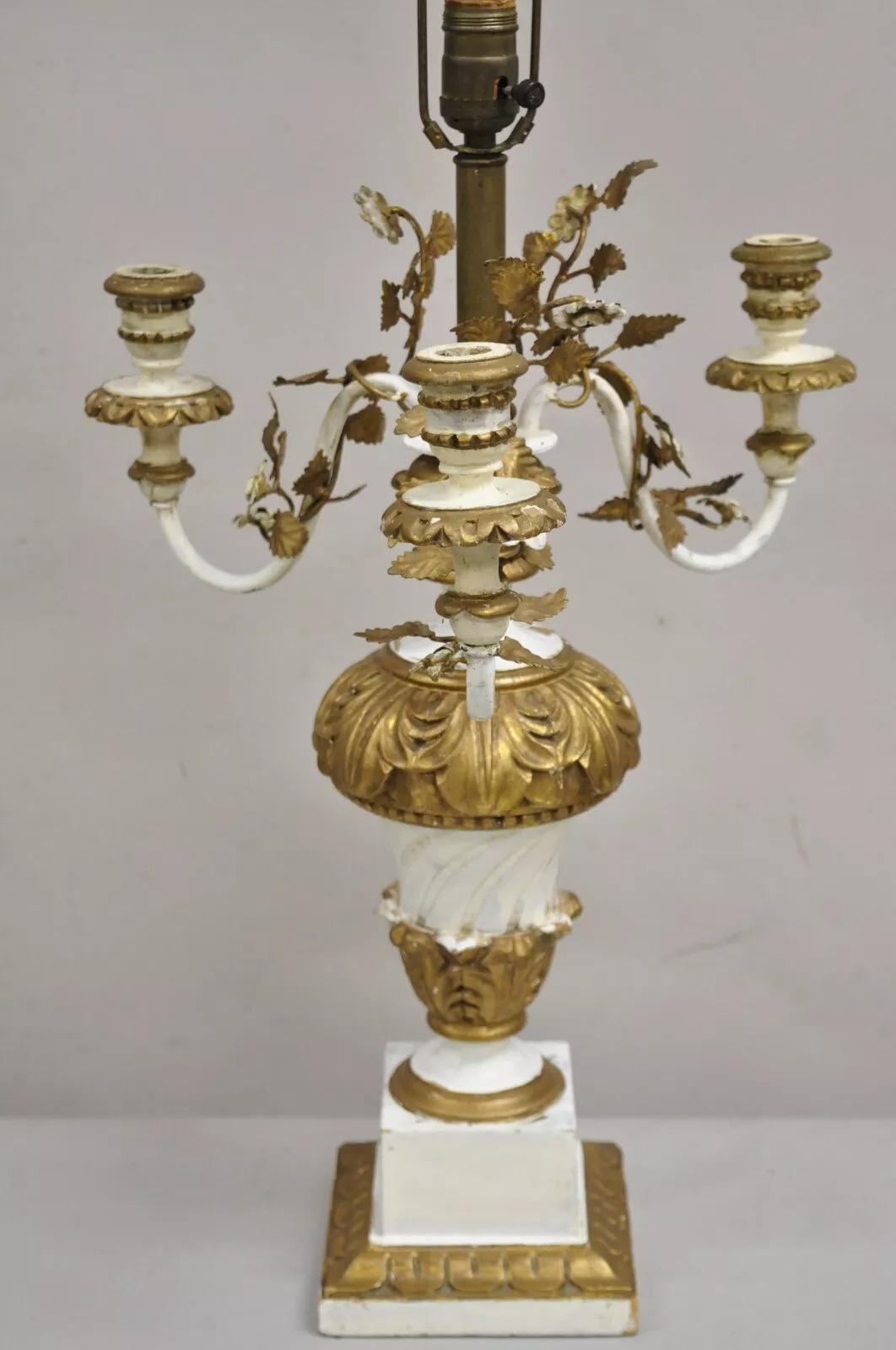 Italienische Hollywood-Regency-Kandelaber-Tischlampe aus vergoldetem Holz in Weiß und Gold, Vintage (Hollywood Regency) im Angebot