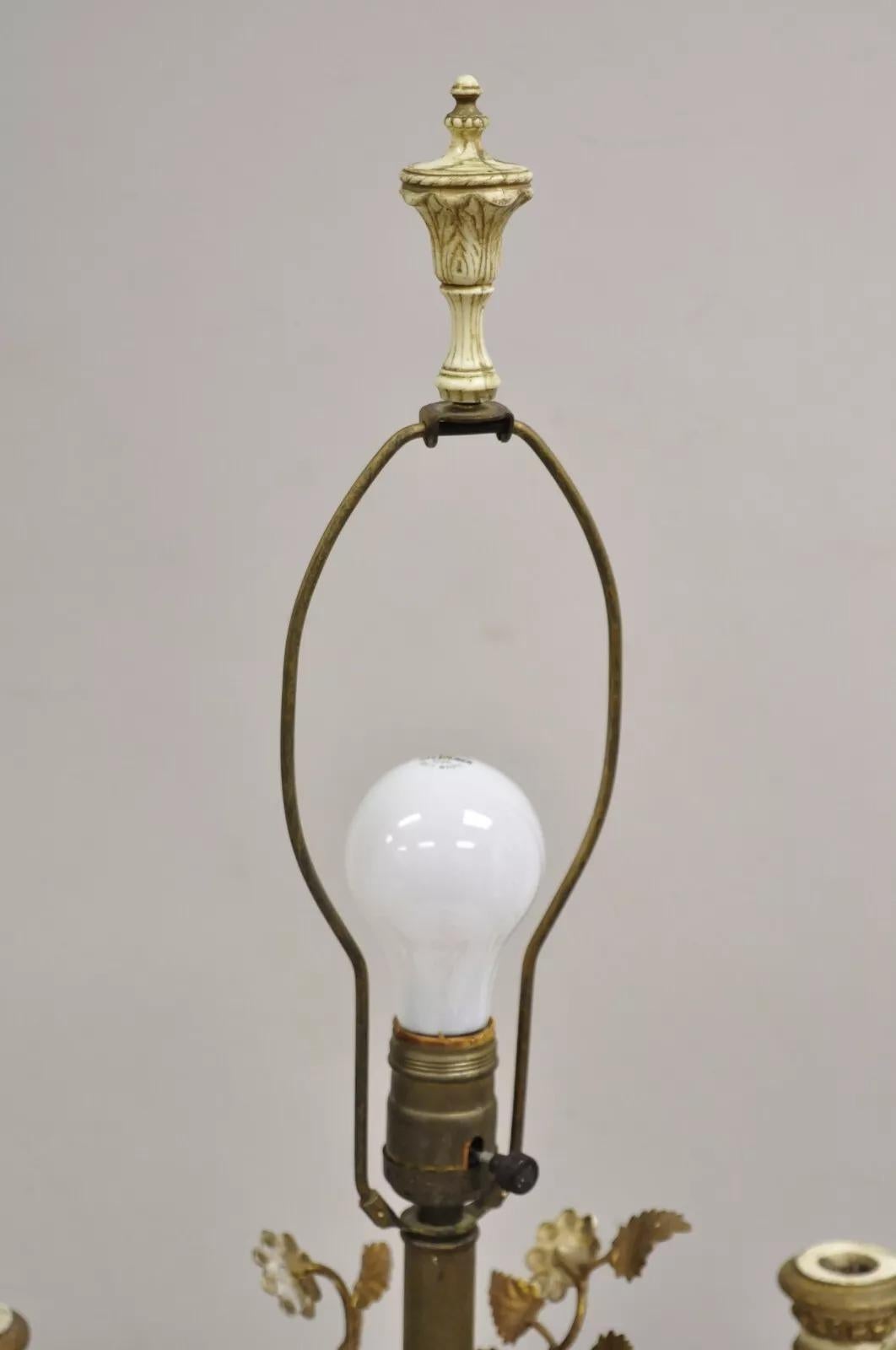 Italienische Hollywood-Regency-Kandelaber-Tischlampe aus vergoldetem Holz in Weiß und Gold, Vintage (Unbekannt) im Angebot