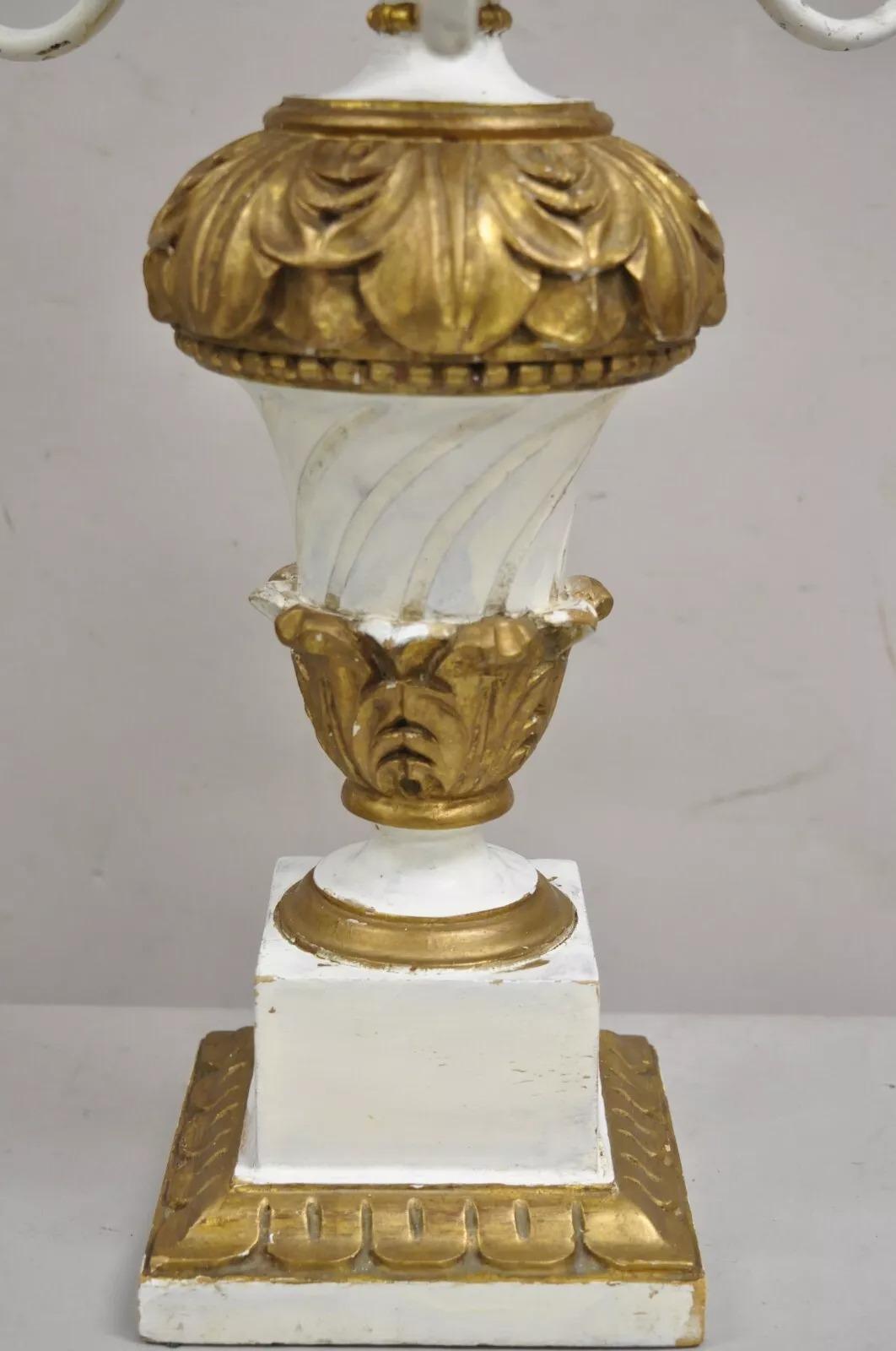 Italienische Hollywood-Regency-Kandelaber-Tischlampe aus vergoldetem Holz in Weiß und Gold, Vintage im Zustand „Gut“ im Angebot in Philadelphia, PA