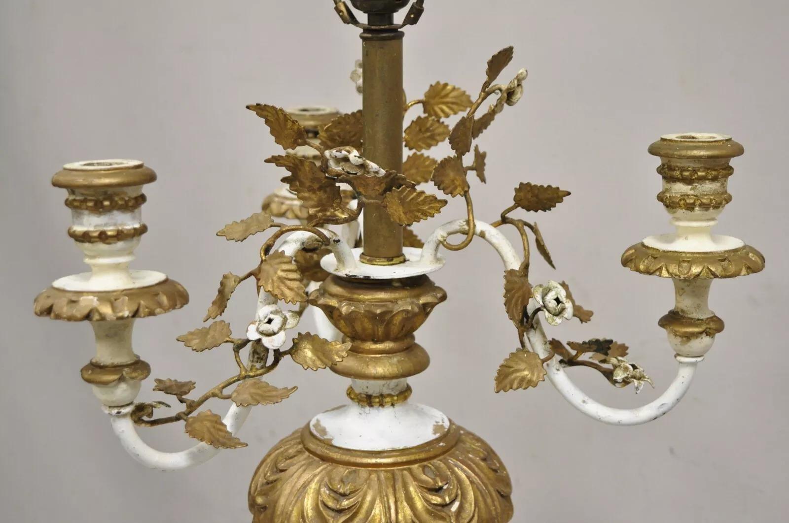 Italienische Hollywood-Regency-Kandelaber-Tischlampe aus vergoldetem Holz in Weiß und Gold, Vintage (20. Jahrhundert) im Angebot