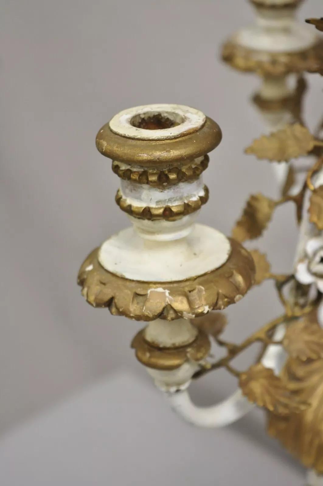 Italienische Hollywood-Regency-Kandelaber-Tischlampe aus vergoldetem Holz in Weiß und Gold, Vintage (Metall) im Angebot