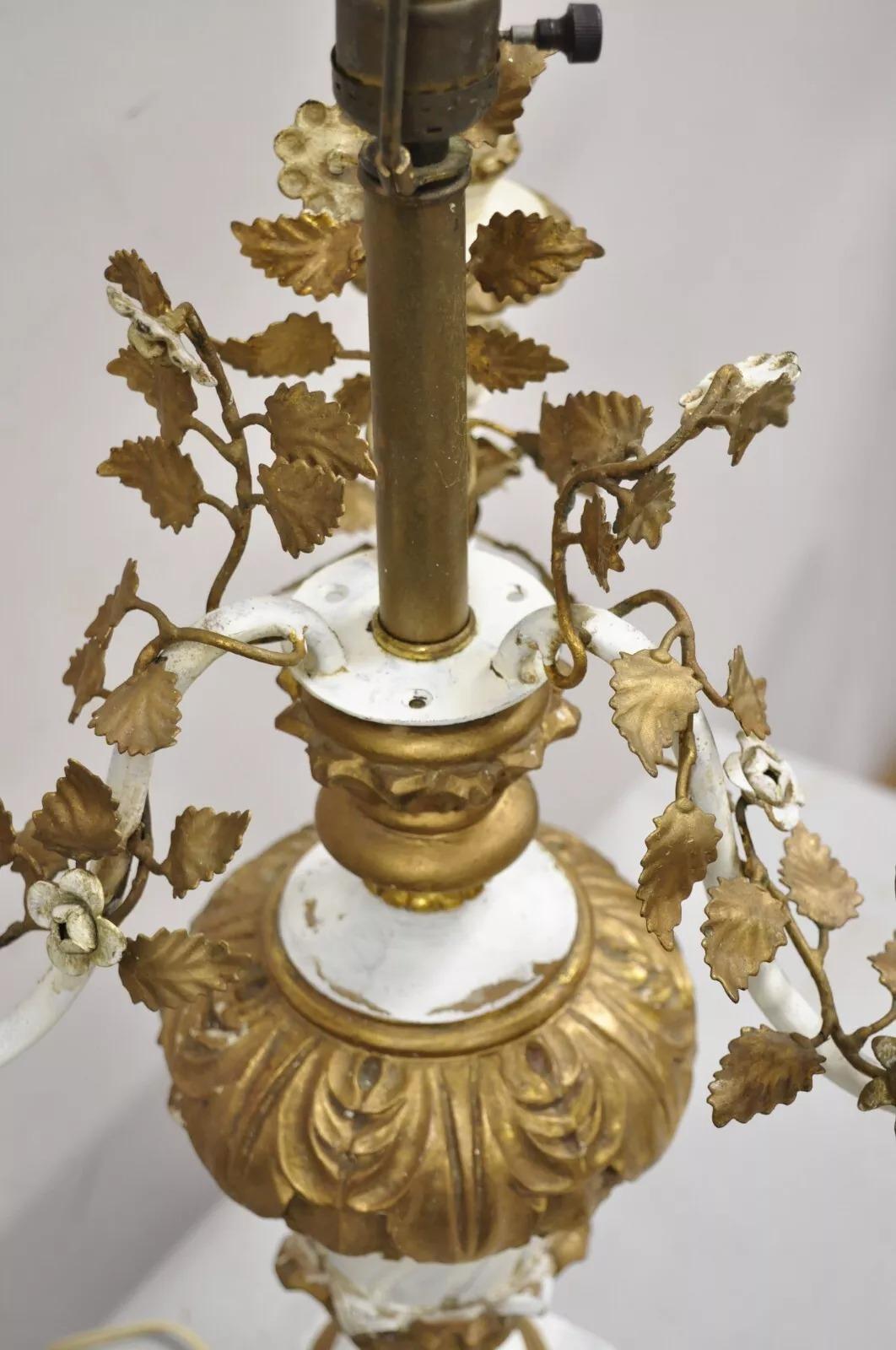 Italienische Hollywood-Regency-Kandelaber-Tischlampe aus vergoldetem Holz in Weiß und Gold, Vintage im Angebot 1