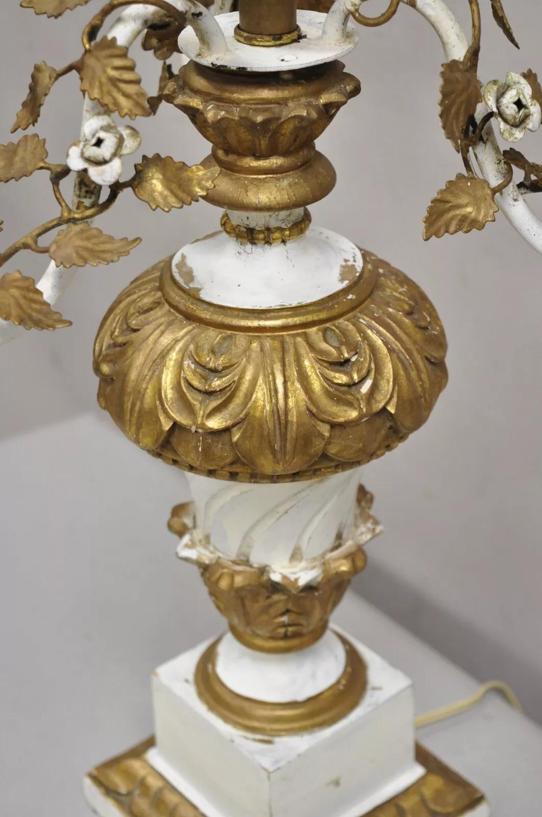 Italienische Hollywood-Regency-Kandelaber-Tischlampe aus vergoldetem Holz in Weiß und Gold, Vintage im Angebot 2