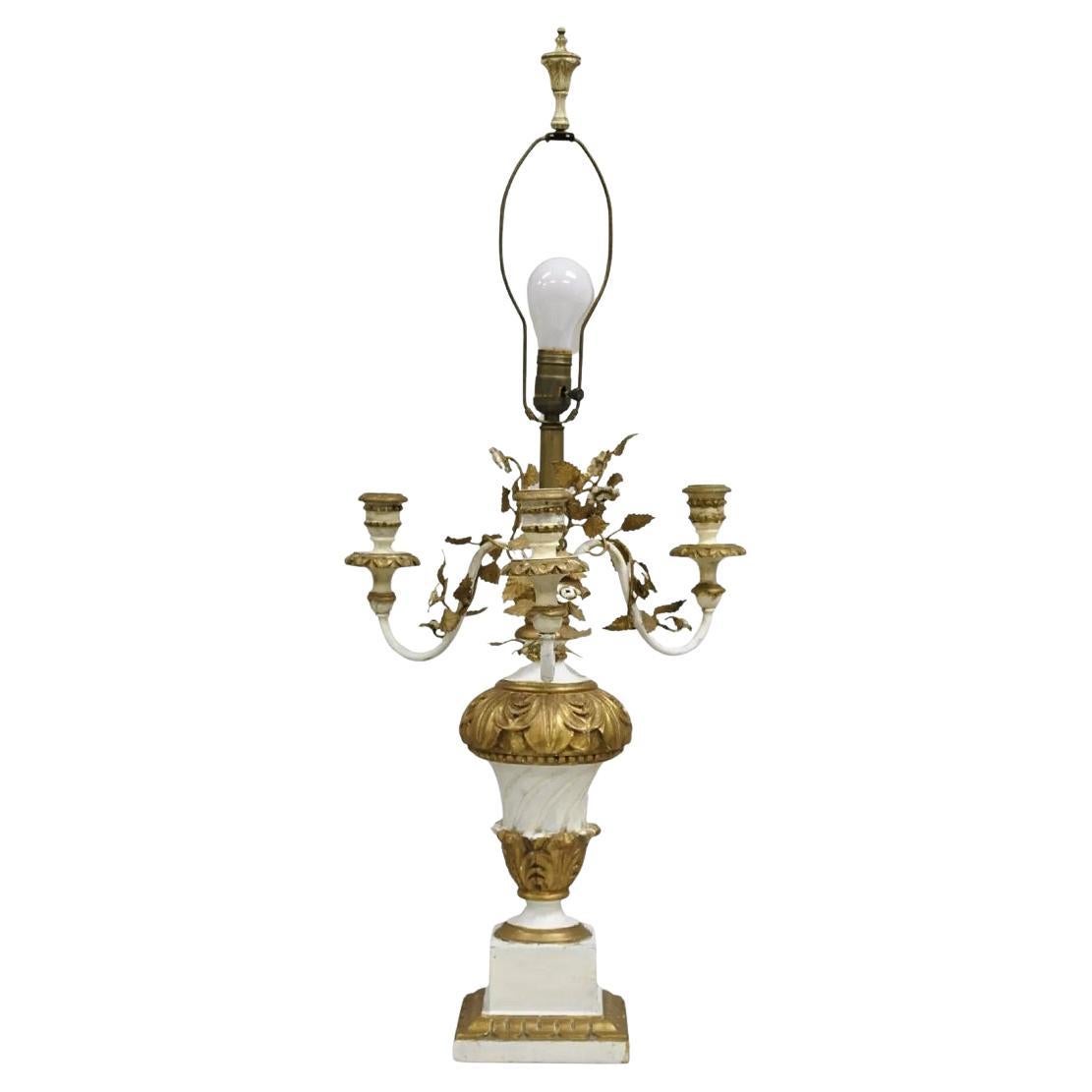 Vintage Italian Hollywood Regency Giltwood Candelabro de mesa blanco y dorado
