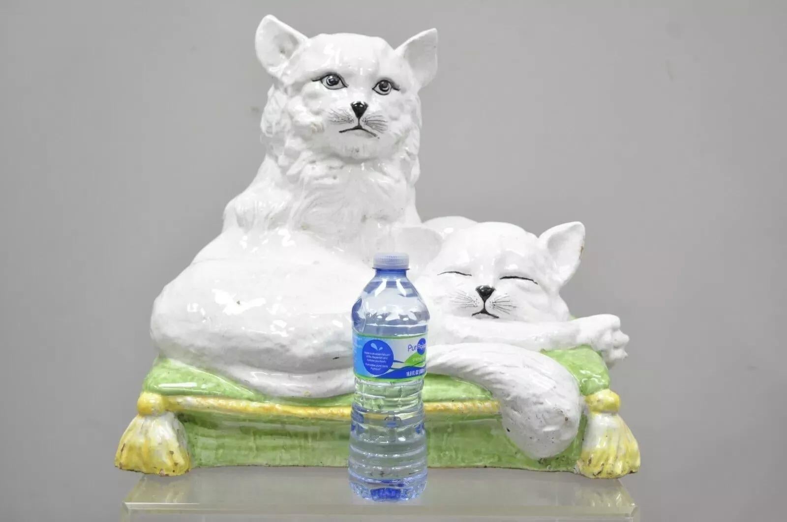 Vintage italiano Hollywood Regencia Terracota esmaltada Estatua Dos gatos sobre almohada en venta 3