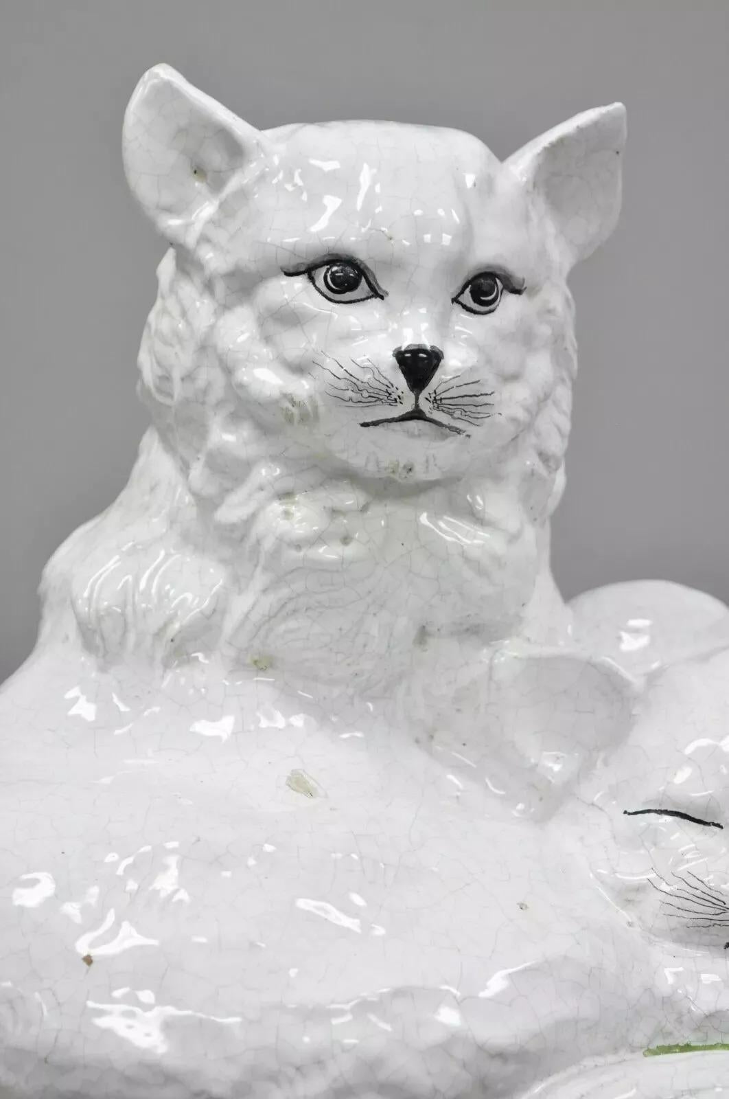 Escultura vintage de terracota esmaltada italiana de la Regencia de Hollywood de dos gatos sobre una almohada. El artículo presentado está hecho de terracota fundida, detalles bien pintados, tamaño más grande impresionante, artículo vintage muy