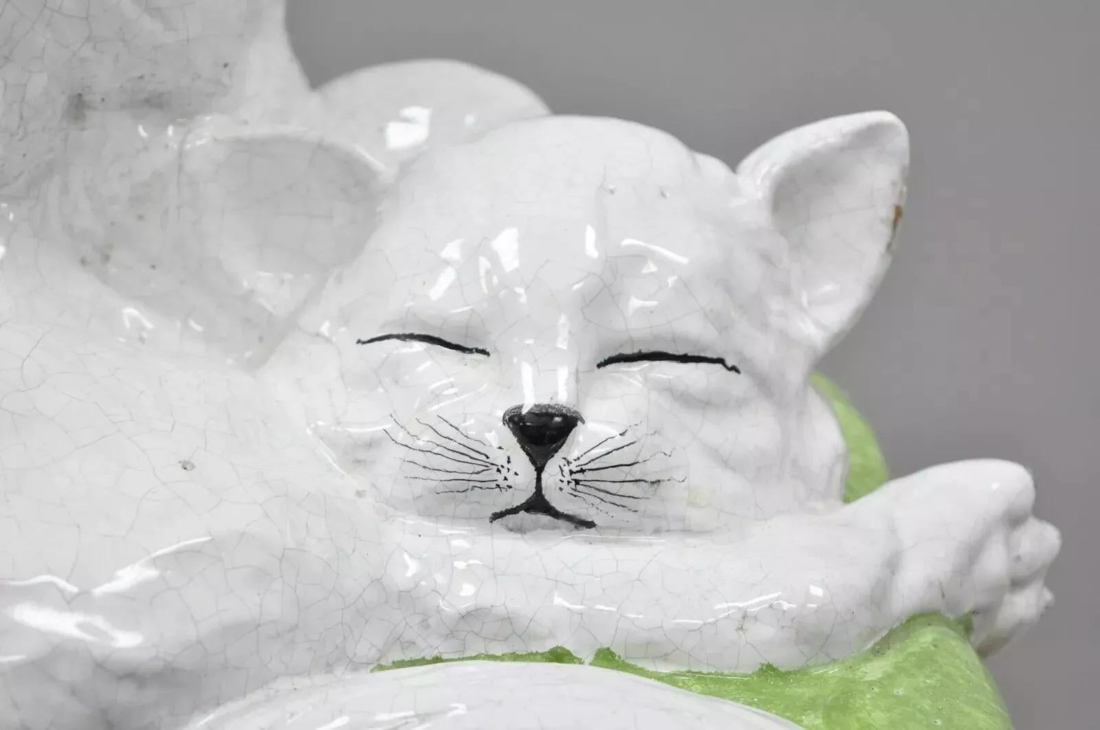 Vintage italiano Hollywood Regencia Terracota esmaltada Estatua Dos gatos sobre almohada Regencia de Hollywood en venta