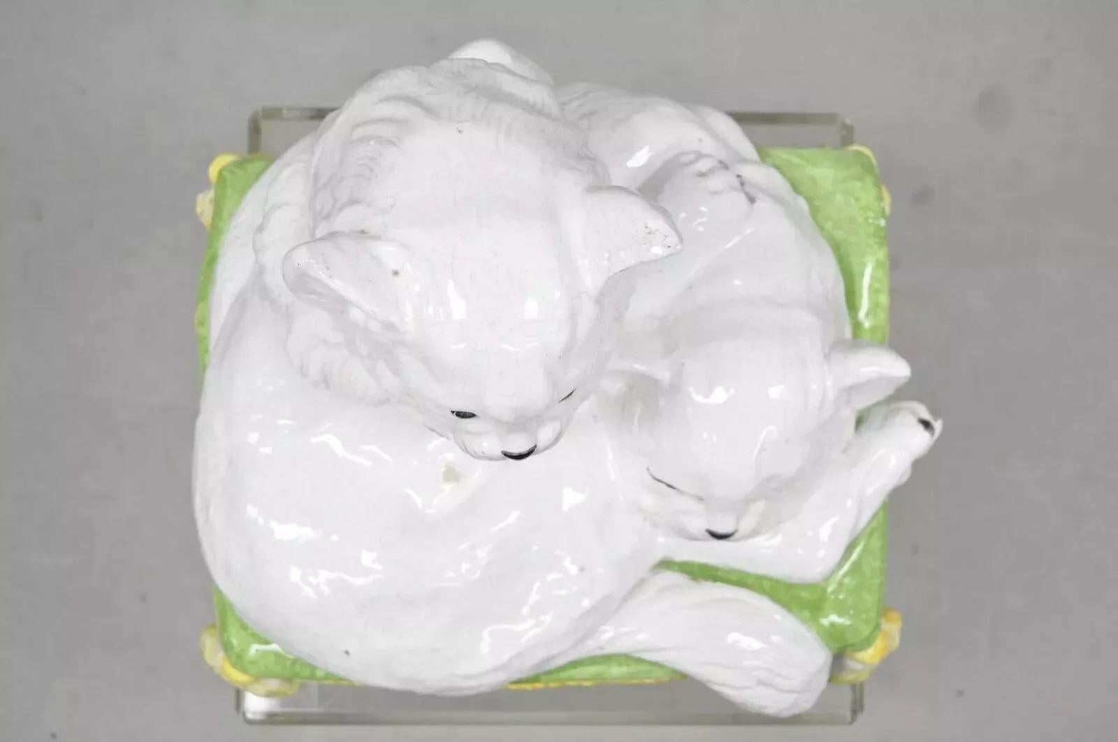 Vintage italiano Hollywood Regencia Terracota esmaltada Estatua Dos gatos sobre almohada siglo XX en venta