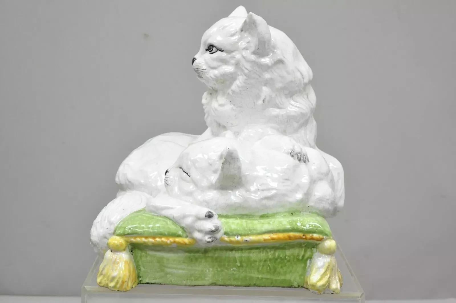 Vintage italiano Hollywood Regencia Terracota esmaltada Estatua Dos gatos sobre almohada Cerámico en venta