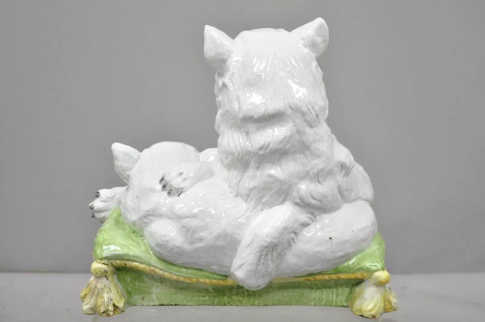 Vintage italiano Hollywood Regencia Terracota esmaltada Estatua Dos gatos sobre almohada en venta 1