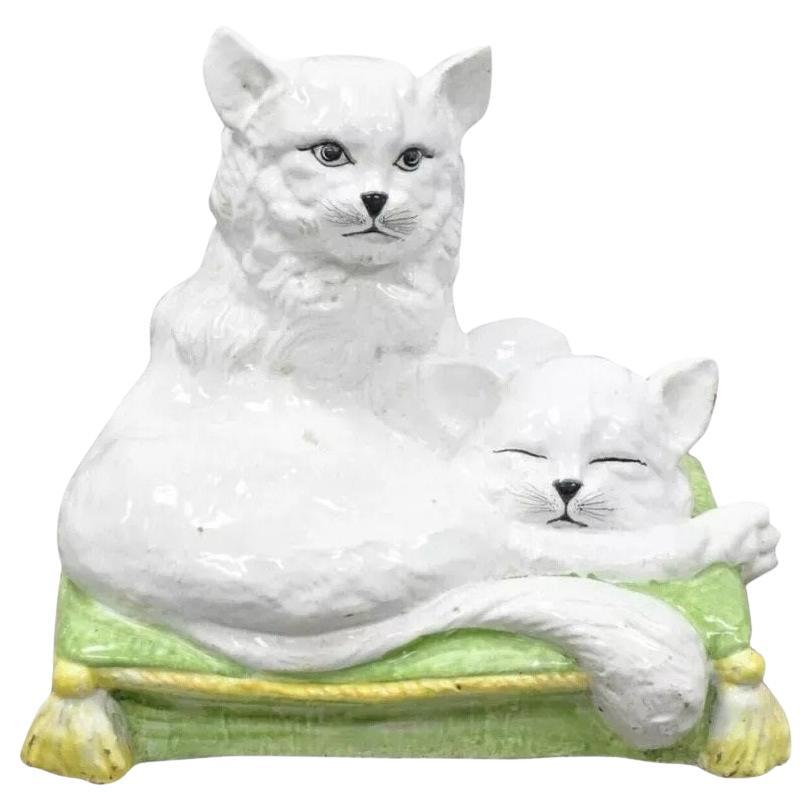 Statue italienne vintage Hollywood Regency en terre cuite émaillée représentant deux chats sur un coussin