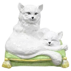 Statue italienne vintage Hollywood Regency en terre cuite émaillée représentant deux chats sur un coussin