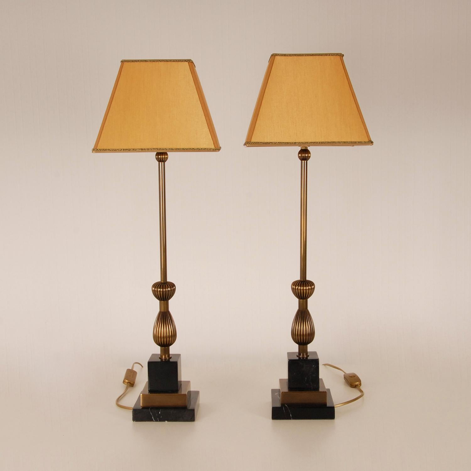Vintage Italian table lamps Art Deco - Hollywood Regency style.

Material: Bronze and Marble, silk
Style: Vintage, Art Deco, Hollywood Regency, Mid Century, Classic
Design: In the style of Banci Firenze
Origin: Italy, 1980 - 1989
Color: Bronze and