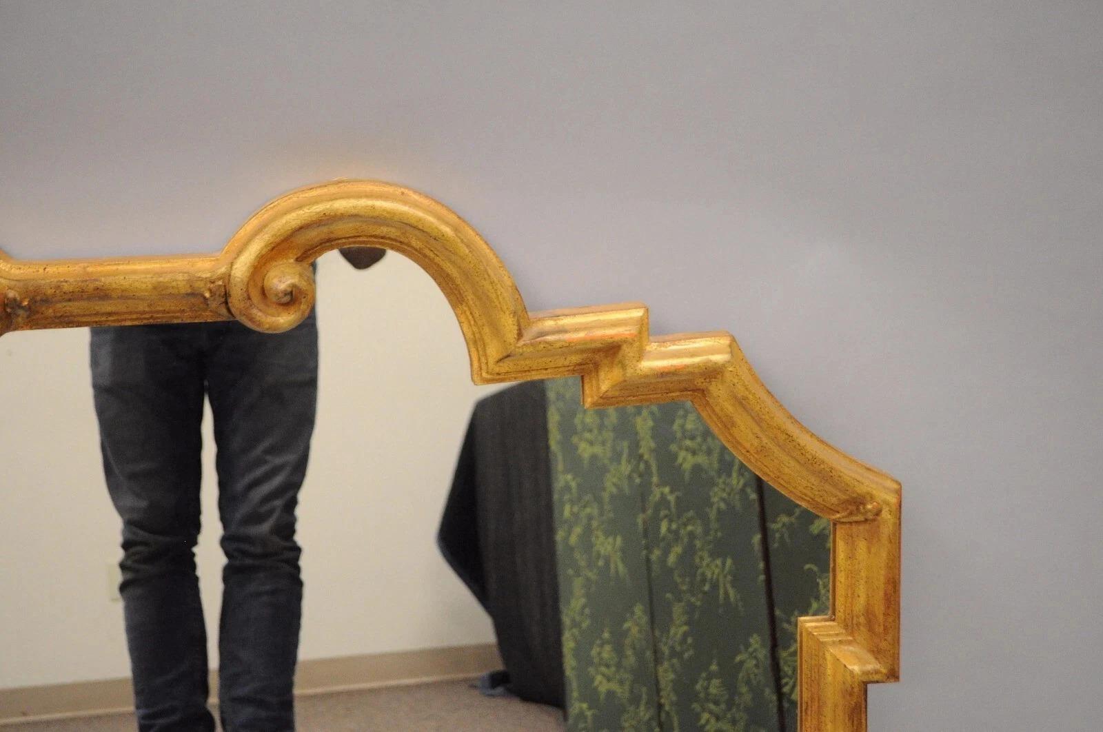 Vintage Italian Hollywood Regency Gold Gilt Carved Wood 32 x 40 Wall Mirror (20. Jahrhundert) im Angebot