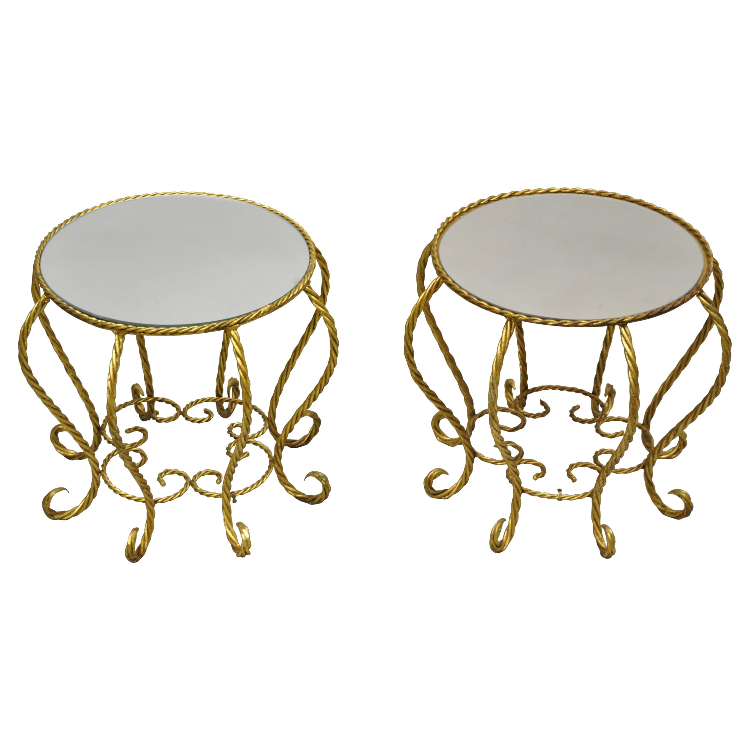 Paire de tables basses d'appoint italiennes vintage Hollywood Regency avec plateau en verre doré, style Régence