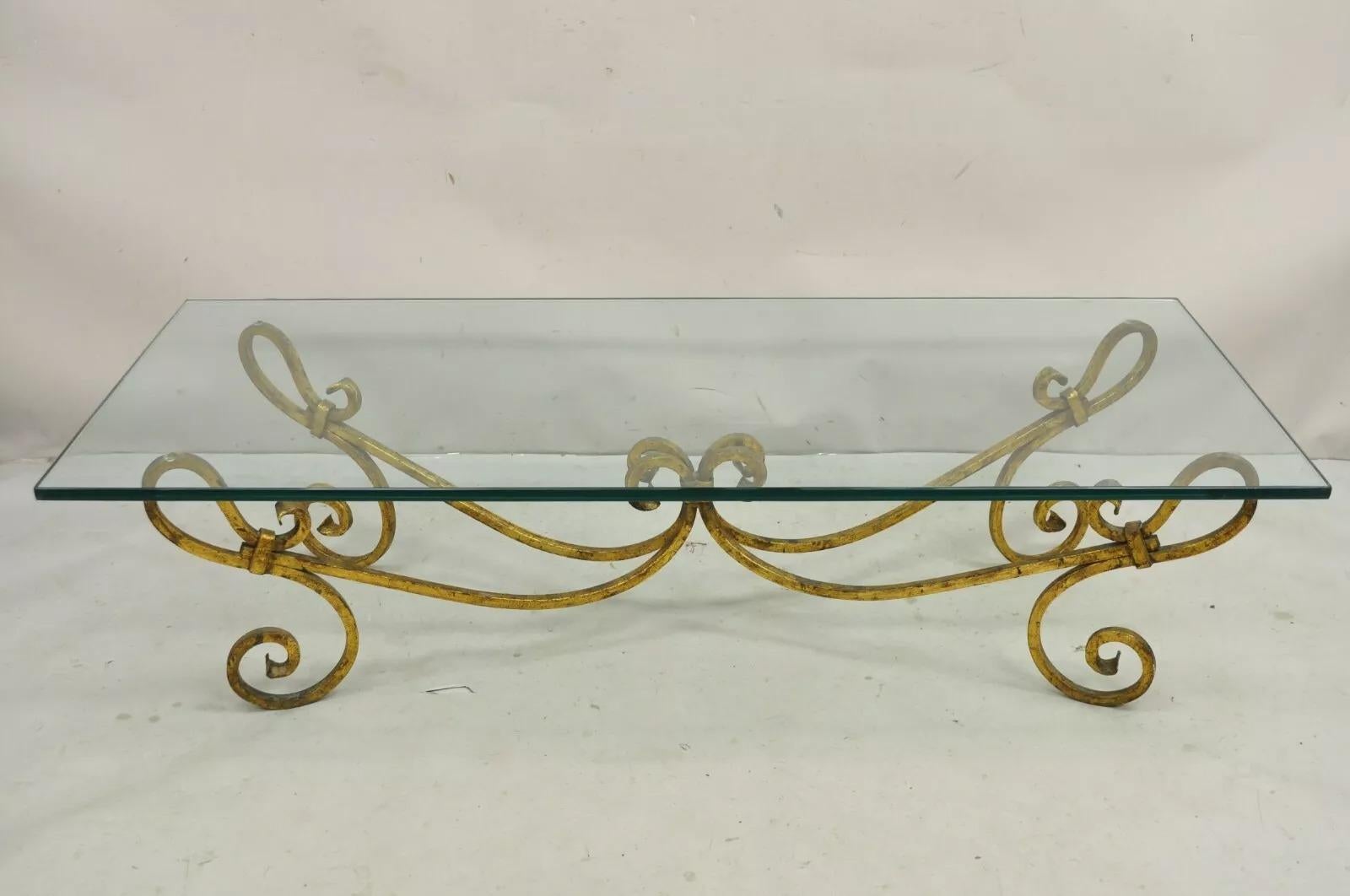 Table à café Vintage Italian Hollywood Regency Gold Gilt Iron Scroll Base Thick Glass Top. Circa Mid 20th Century. Dimensions : 16,5