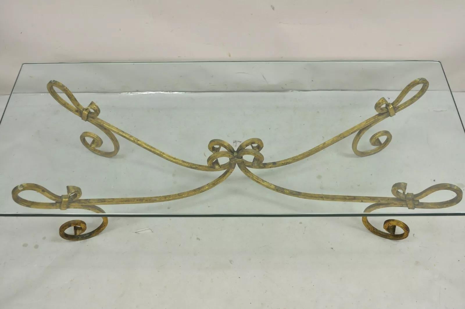 Inconnu Table basse italienne Hollywood Regency dorée avec base en fer et plateau en verre en vente