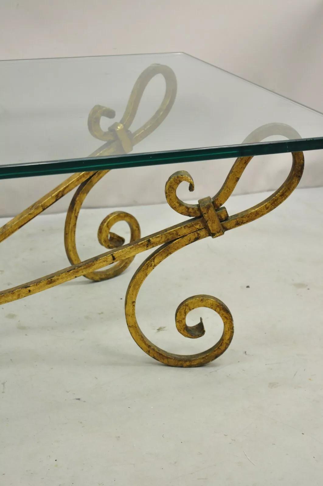 Table basse italienne Hollywood Regency dorée avec base en fer et plateau en verre Bon état - En vente à Philadelphia, PA