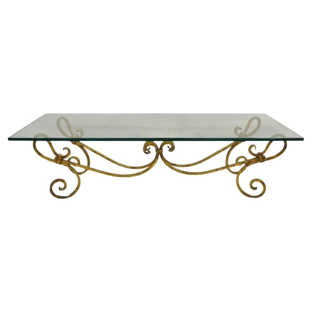 Vintage Italian Hollywood Regency Mesa de centro con base de hierro dorado y tapa de cristal