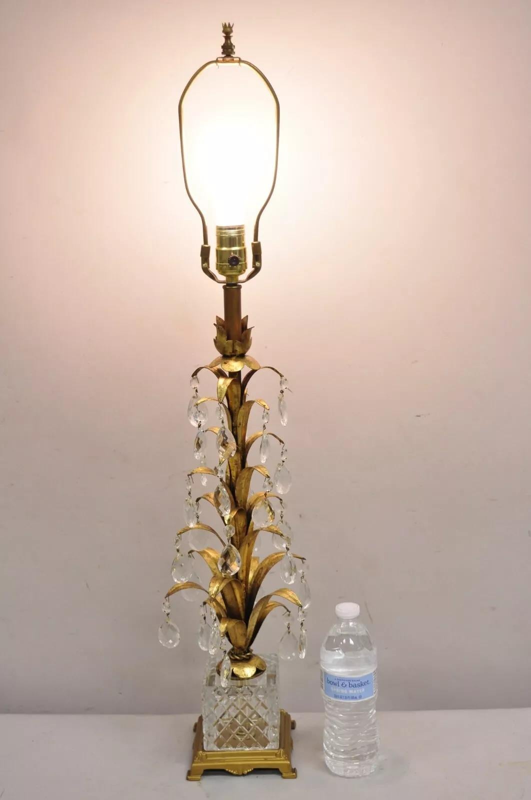 Vintage Italian Hollywood Regency Gold Gilt Iron Leafy Table Lamp with Crystals and Glass Cube Base. Circa Mid 20th Century. Dimensions : 33,5