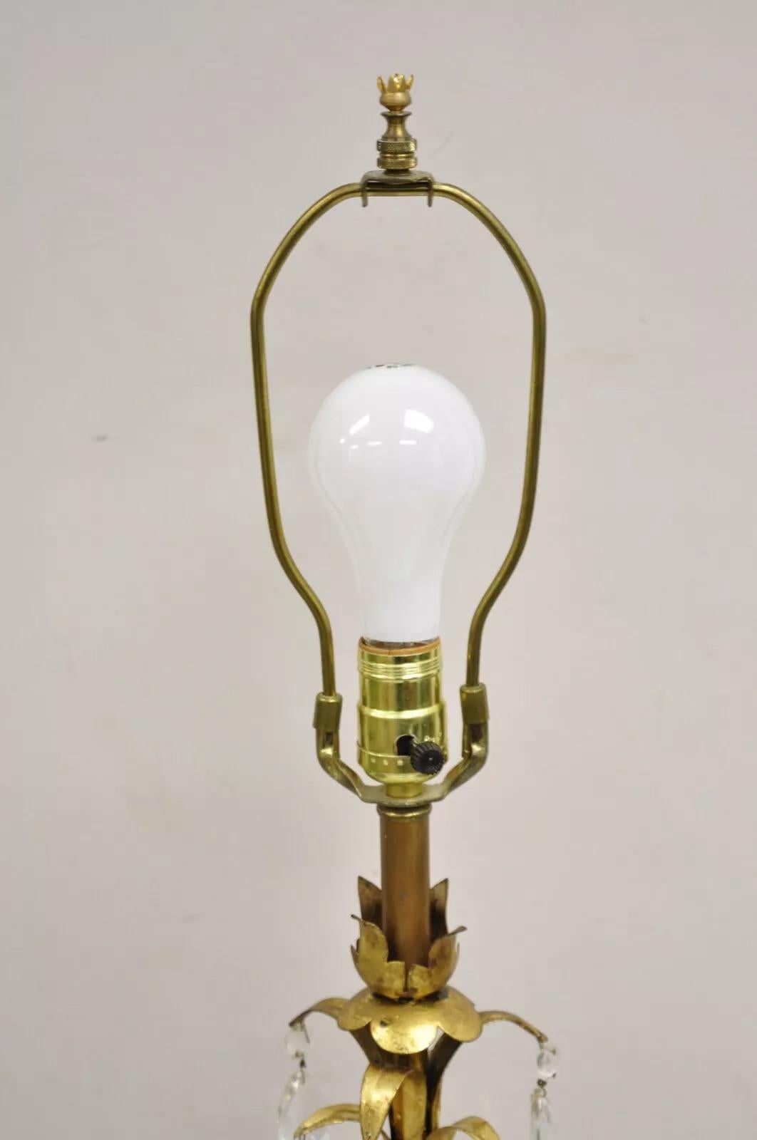 20ième siècle Lampe de bureau italienne Hollywood Regency dorée et matelassée avec cristaux en vente