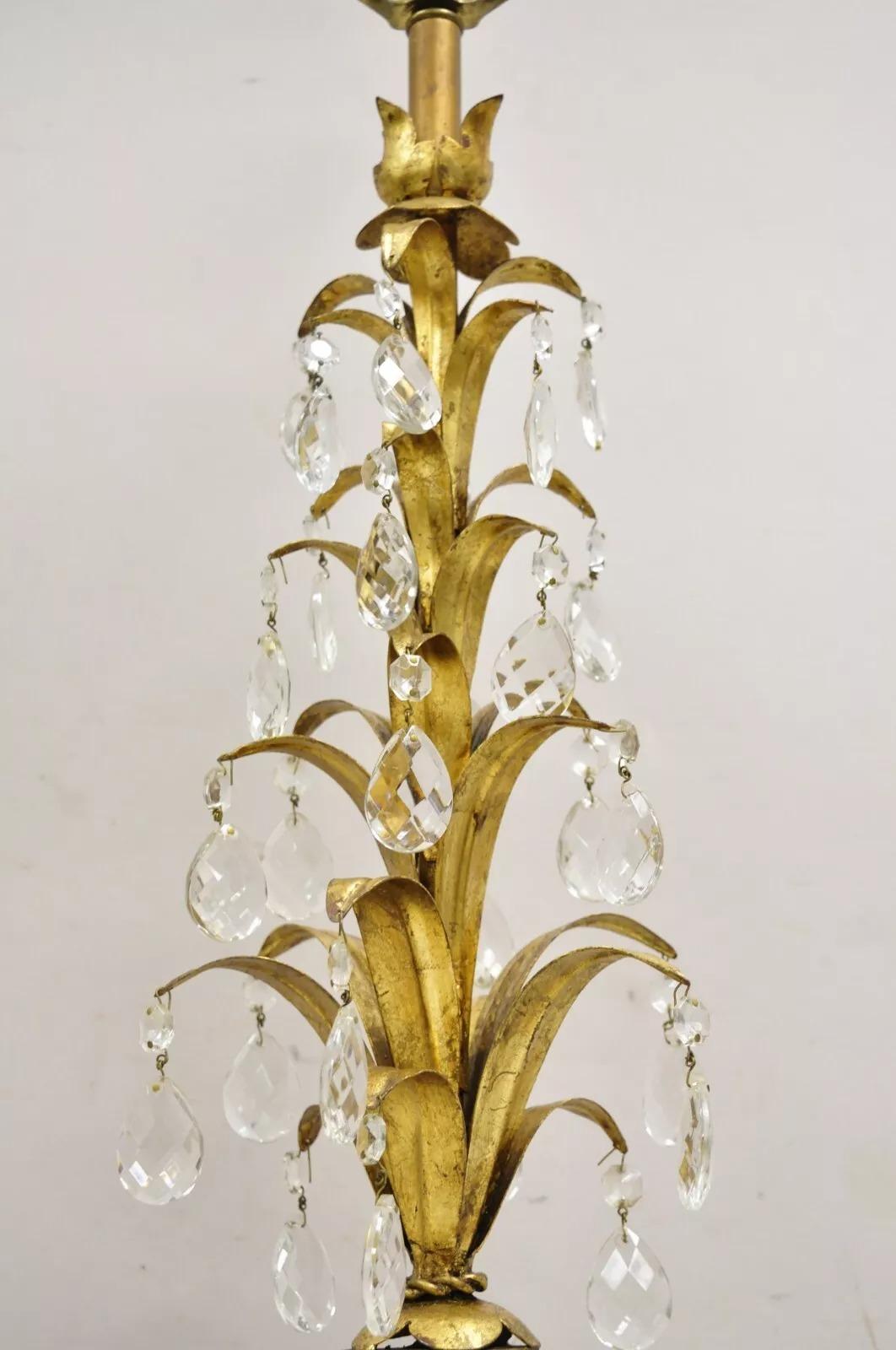 Métal Lampe de bureau italienne Hollywood Regency dorée et matelassée avec cristaux en vente