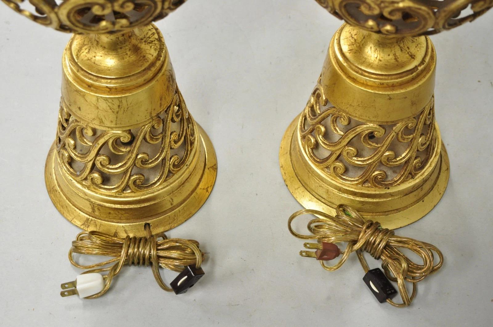 Vintage Italian Hollywood Regency Par de Lámparas de Sobremesa de Hierro Dorado y Calado en venta 4