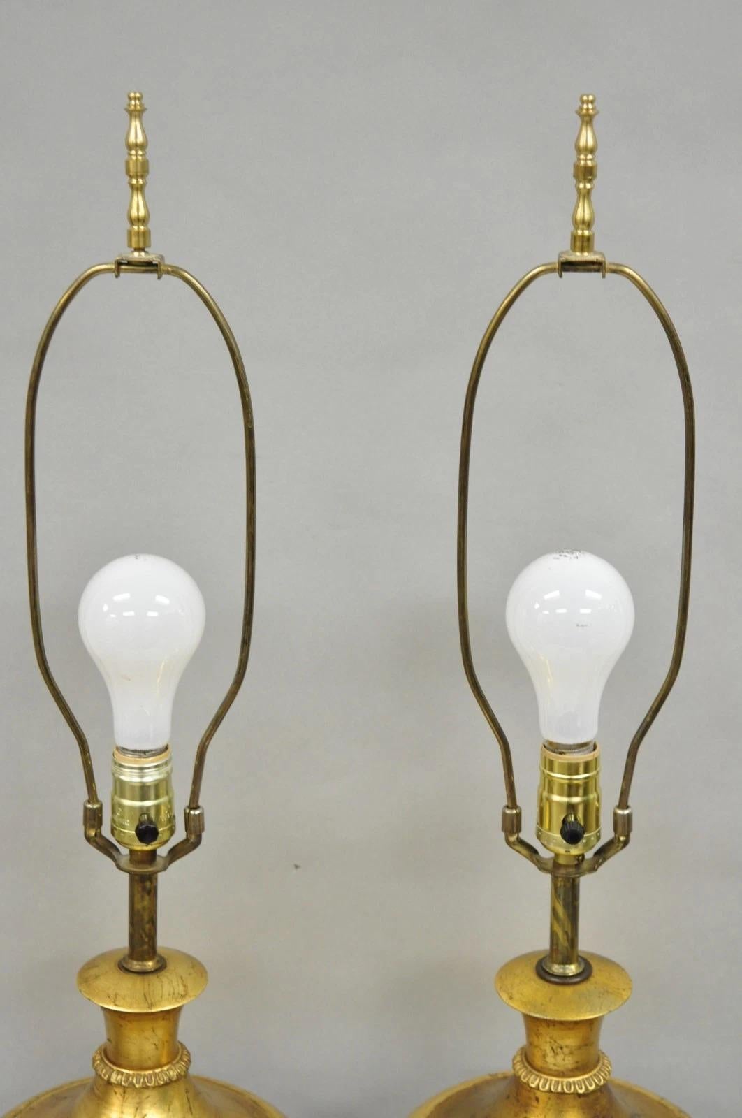 Vintage Italian Hollywood Regency Par de Lámparas de Sobremesa de Hierro Dorado y Calado en venta 5