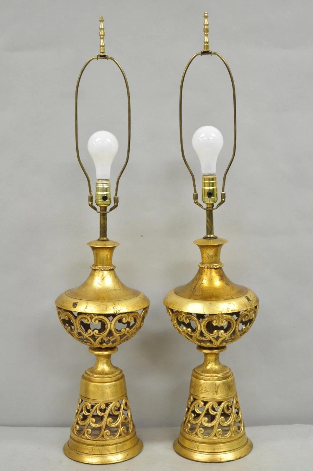 Vintage Italian Hollywood Regency Par de Lámparas de Sobremesa de Hierro Dorado y Calado en venta 6