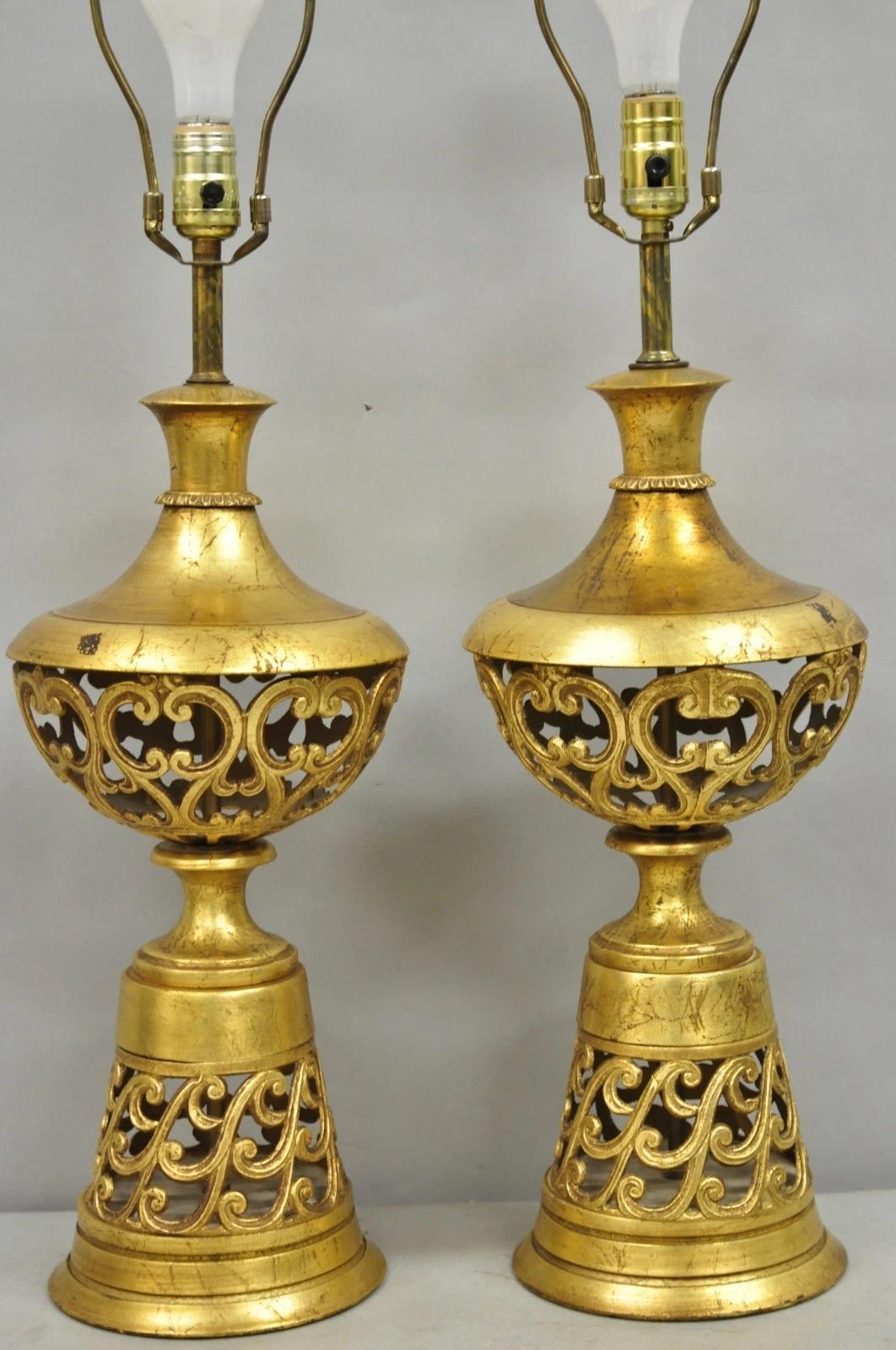 Vintage Italian Hollywood Regency Par de Lámparas de Sobremesa de Hierro Dorado y Calado Regencia de Hollywood en venta