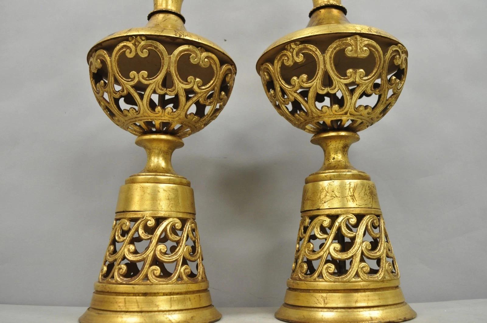 Vintage Italian Hollywood Regency Par de Lámparas de Sobremesa de Hierro Dorado y Calado Desconocido en venta