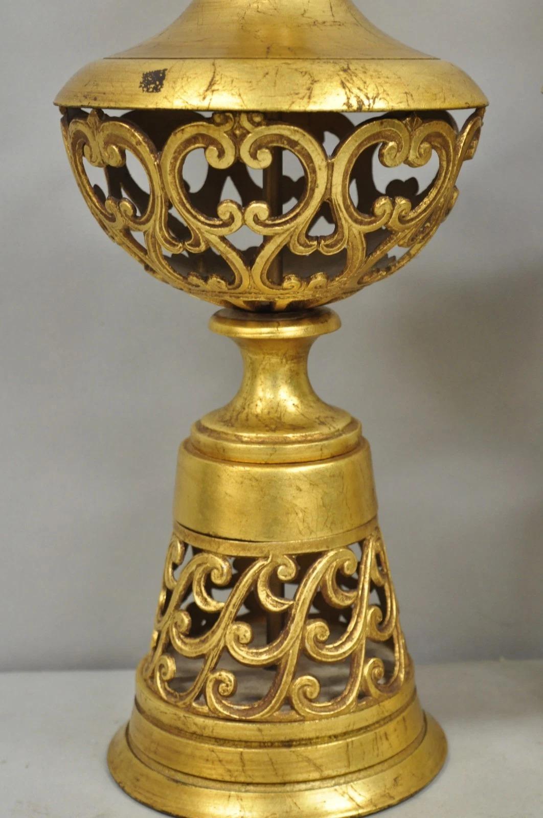 Vintage Italian Hollywood Regency Par de Lámparas de Sobremesa de Hierro Dorado y Calado en Bueno estado para la venta en Philadelphia, PA