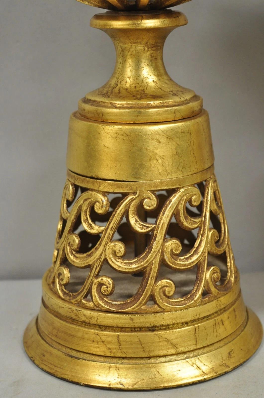 Vintage Italian Hollywood Regency Par de Lámparas de Sobremesa de Hierro Dorado y Calado siglo XX en venta