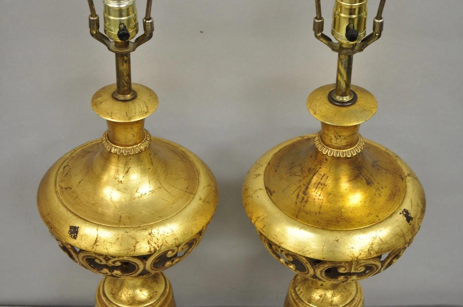 Vintage Italian Hollywood Regency Par de Lámparas de Sobremesa de Hierro Dorado y Calado en venta 1