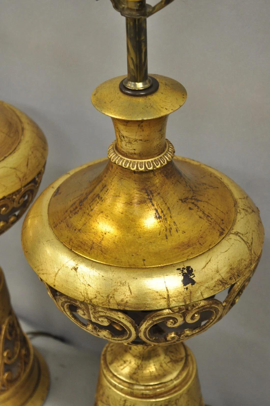 Vintage Italian Hollywood Regency Par de Lámparas de Sobremesa de Hierro Dorado y Calado en venta 3