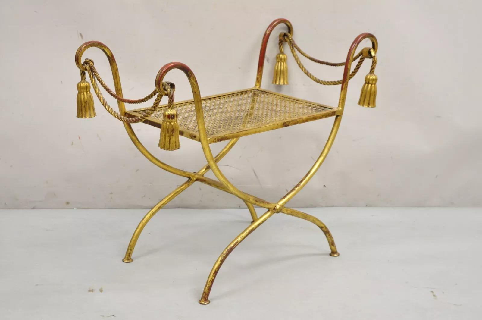 Vintage Italian Hollywood Regency Gold vergoldet Eisen Seil Quaste Curule Vanity Bench. Circa Mitte des 20. Jahrhunderts. Abmessungen: 24
