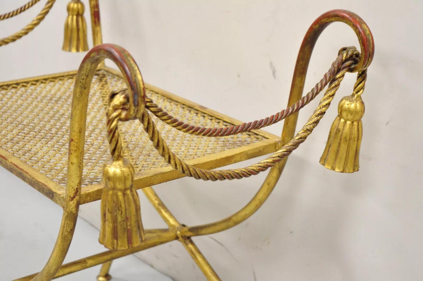 Italienische Hollywood-Regency-Schminkbank, Vintage, Gold, vergoldetes Eisen, Seil, Quaste, Curule im Zustand „Gut“ im Angebot in Philadelphia, PA