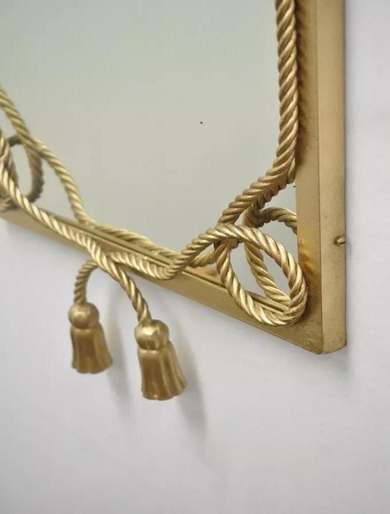 Espejo de pared Vintage Italian Hollywood Regency Gold Gilt Iron Rope Tassel Tole siglo XX en venta