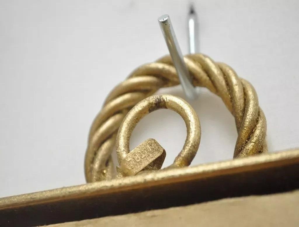 Espejo de pared Vintage Italian Hollywood Regency Gold Gilt Iron Rope Tassel Tole en venta 2