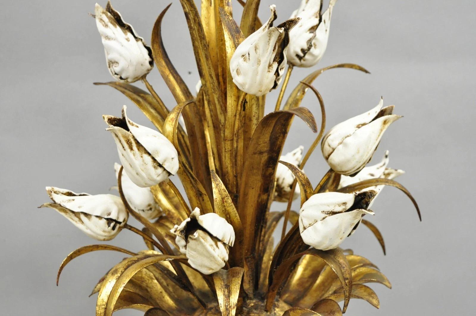 Vintage Italian Hollywood Regency Gold Gilt Iron White Tulip Flower Table Lamp In Good Condition For Sale In Philadelphia, PA