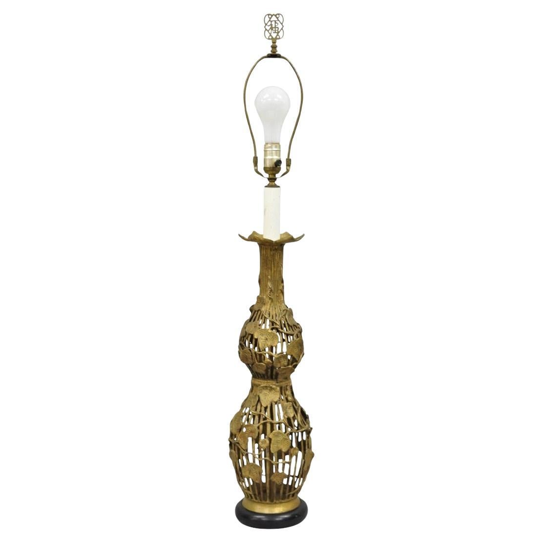 Vintage Italian Hollywood Regency Lámpara de sobremesa de metal dorado con loto y hojas de parra