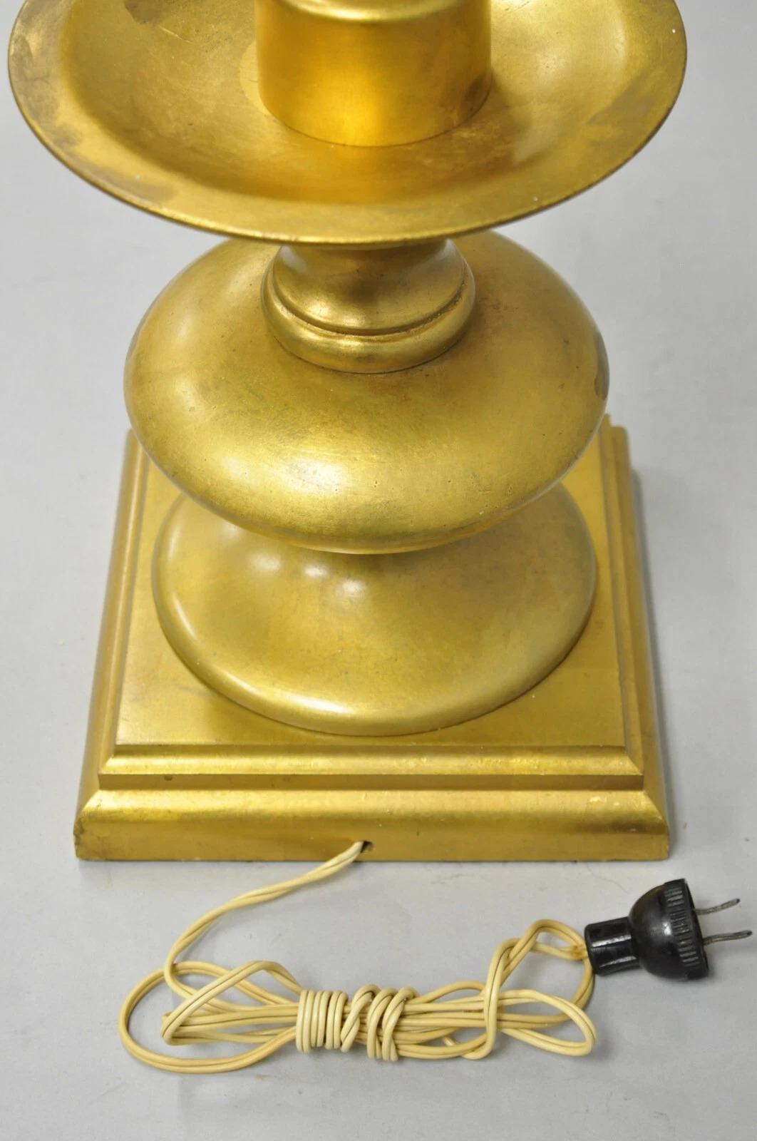 Vintage Italian Hollywood Regency Lámpara de sobremesa de madera dorada con velas en venta 3