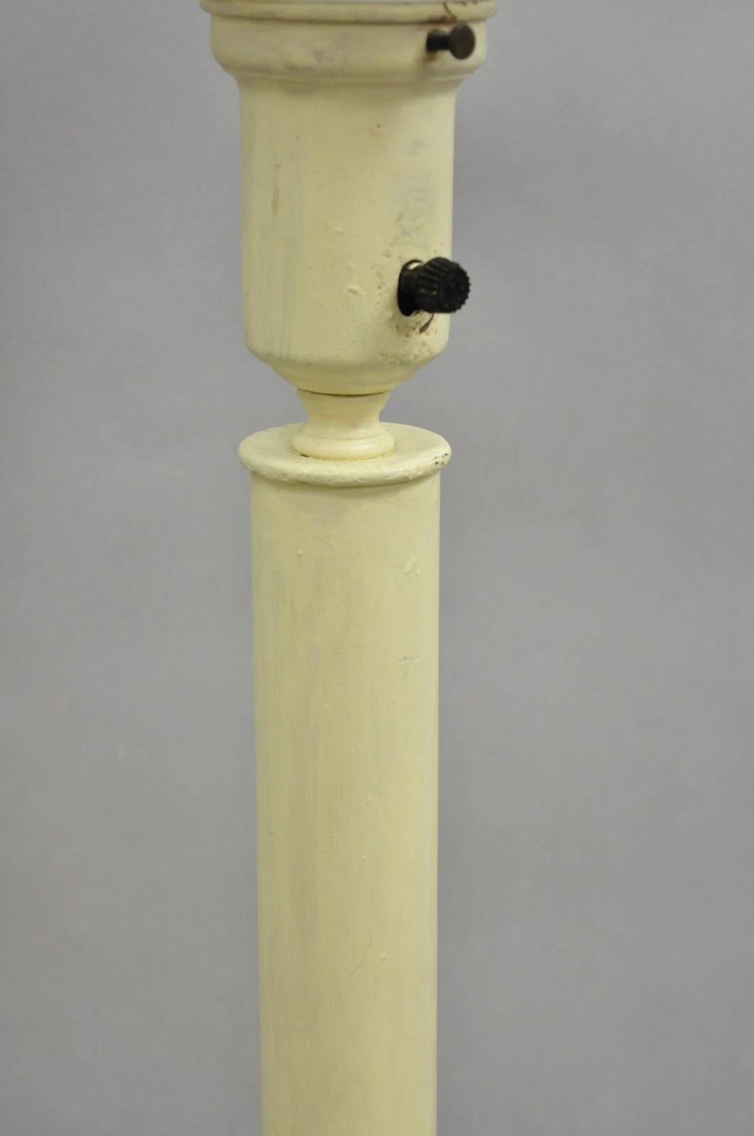 Vintage Italian Hollywood Regency Lámpara de sobremesa de madera dorada con velas en venta 4