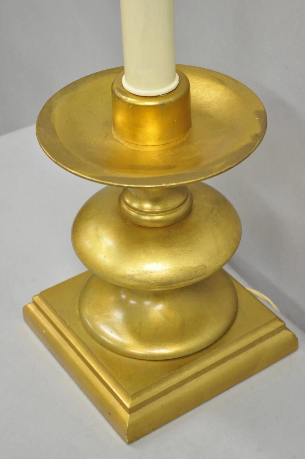 Vintage Italian Hollywood Regency Lámpara de sobremesa de madera dorada con velas en venta 5