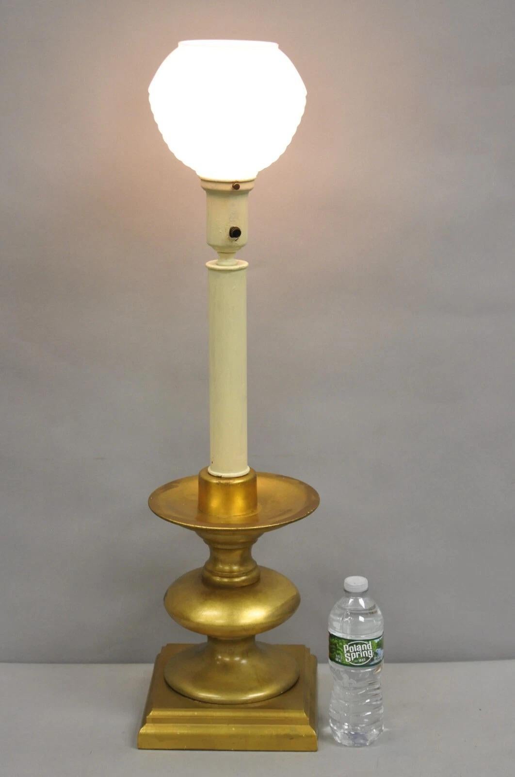 Vintage Italian Hollywood Regency Lámpara de sobremesa de madera dorada con velas. Mediados del siglo XX. Medidas: 32
