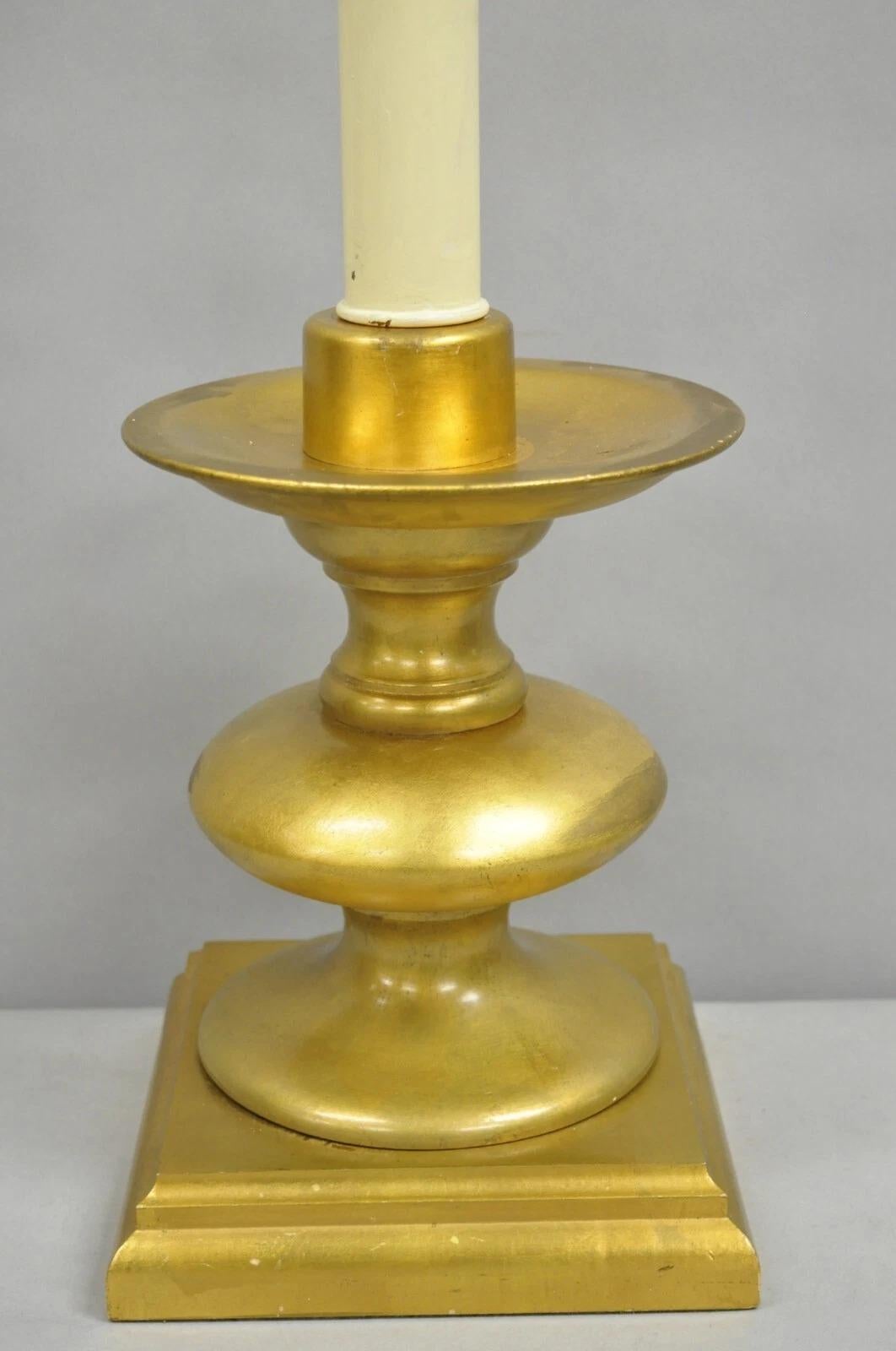 Vintage Italian Hollywood Regency Lámpara de sobremesa de madera dorada con velas Regencia de Hollywood en venta
