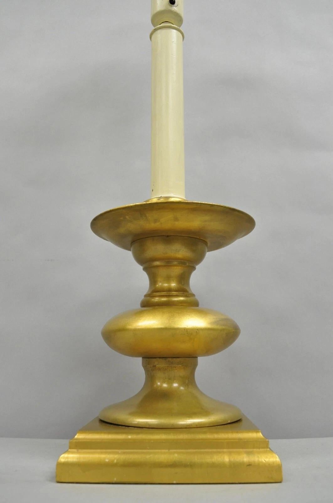 Vintage Italian Hollywood Regency Lámpara de sobremesa de madera dorada con velas Desconocido en venta