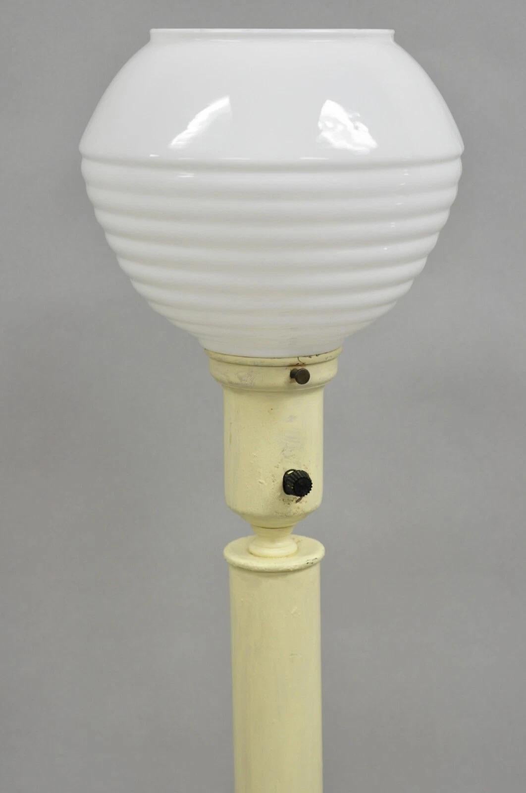 Vintage Italian Hollywood Regency Lámpara de sobremesa de madera dorada con velas en Bueno estado para la venta en Philadelphia, PA