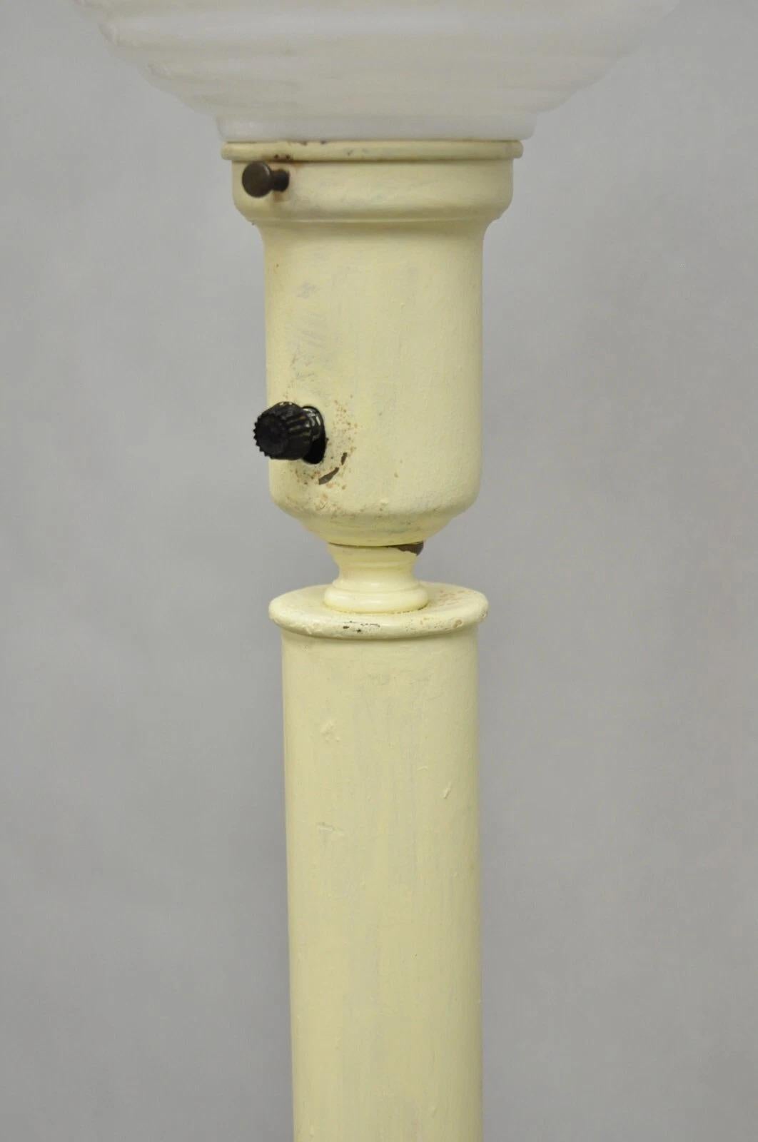 Vintage Italian Hollywood Regency Lámpara de sobremesa de madera dorada con velas siglo XX en venta