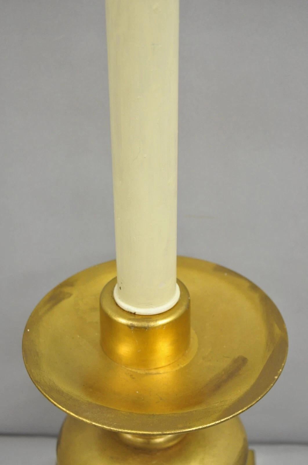 Vintage Italian Hollywood Regency Lámpara de sobremesa de madera dorada con velas Vidrio en venta
